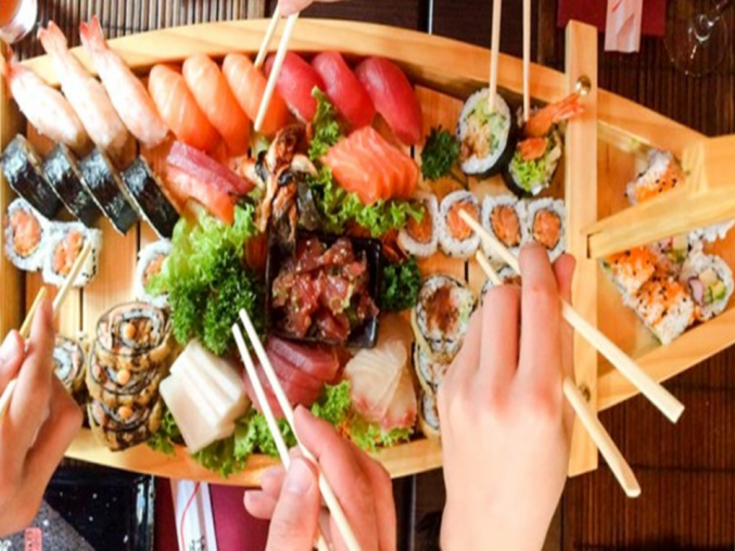 Casos de gnatostomosis aumentan con el consumo de pescado crudo en sushi, sashimi y ceviche.