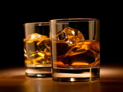 Varios medicamentos pueden ayudar a las personas a dejar de beber.